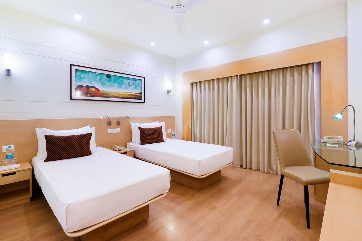 Phòng đôi Superior | Bộ đồ giường cao cấp, minibar, két bảo mật tại phòng, bàn 