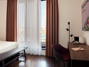 Seprai premium, bantalan ekstra lembut, minibar, dan brankas