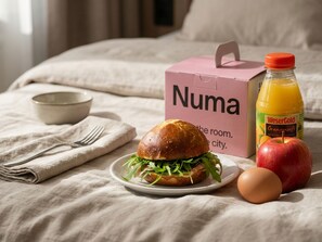 Sarapan bungkus setiap hari (EUR 10 seorang) 