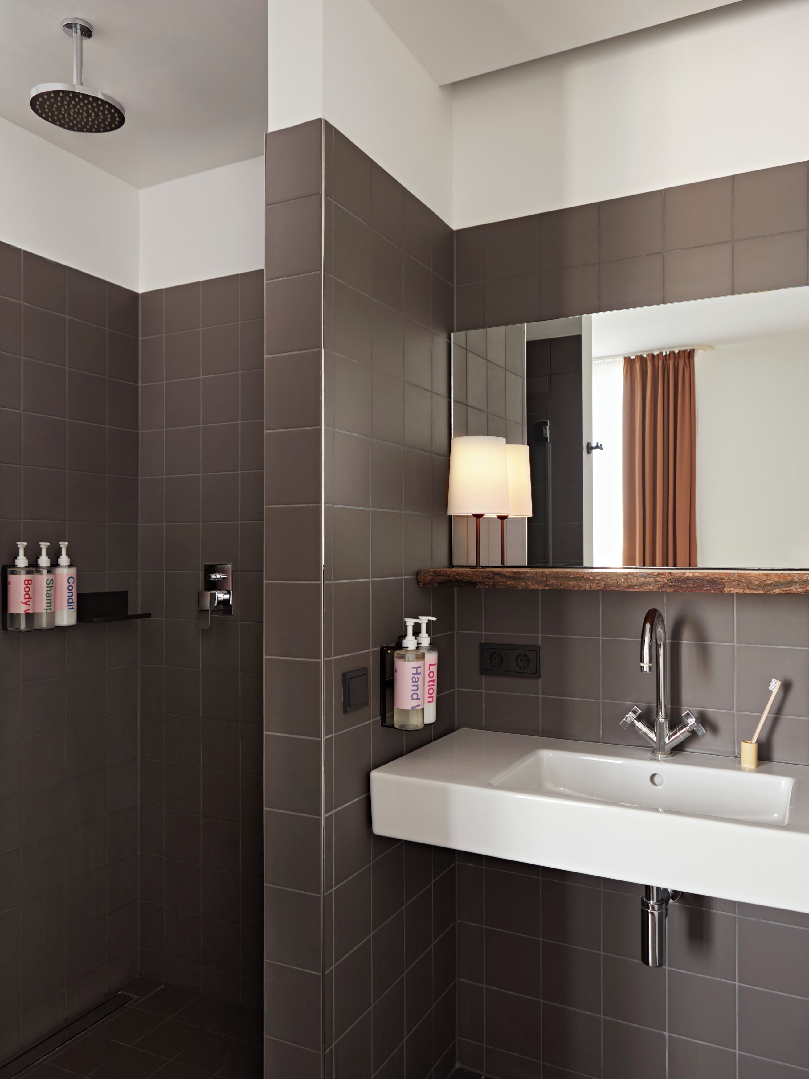 Designer-Toilettenartikel, Haartrockner, Handtücher, Seife