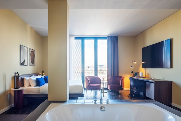 Large Room, Bathtub | Premium bedding, pillowtop beds, minibar, in-room safe