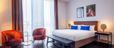 Grand-huone | Ylelliset vuodevaatteet, pillowtop-patjalliset sängyt, minibaari