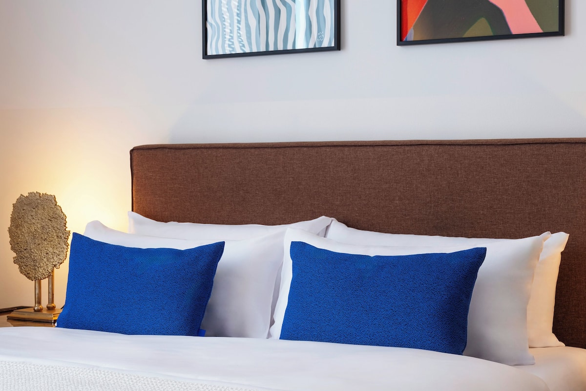 Ropa de cama de alta calidad, colchones con pillow-top y minibar