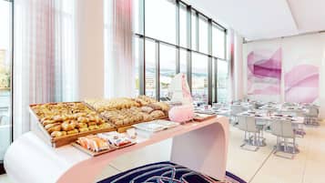 Tägliches Frühstücksbuffet gegen Gebühr