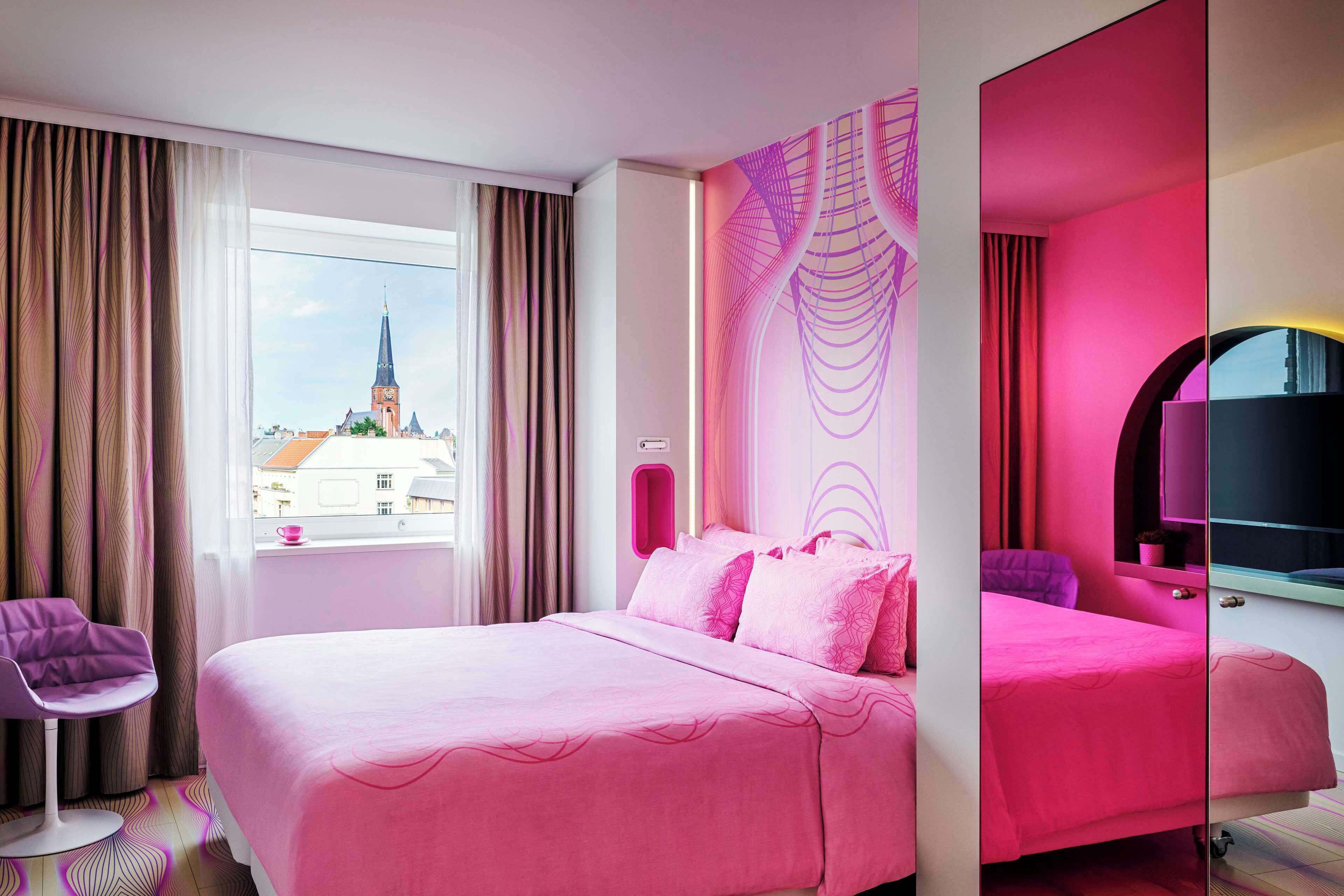 双人房或双床房 | 高档床上用品、迷你吧、客房内保险箱、办公桌