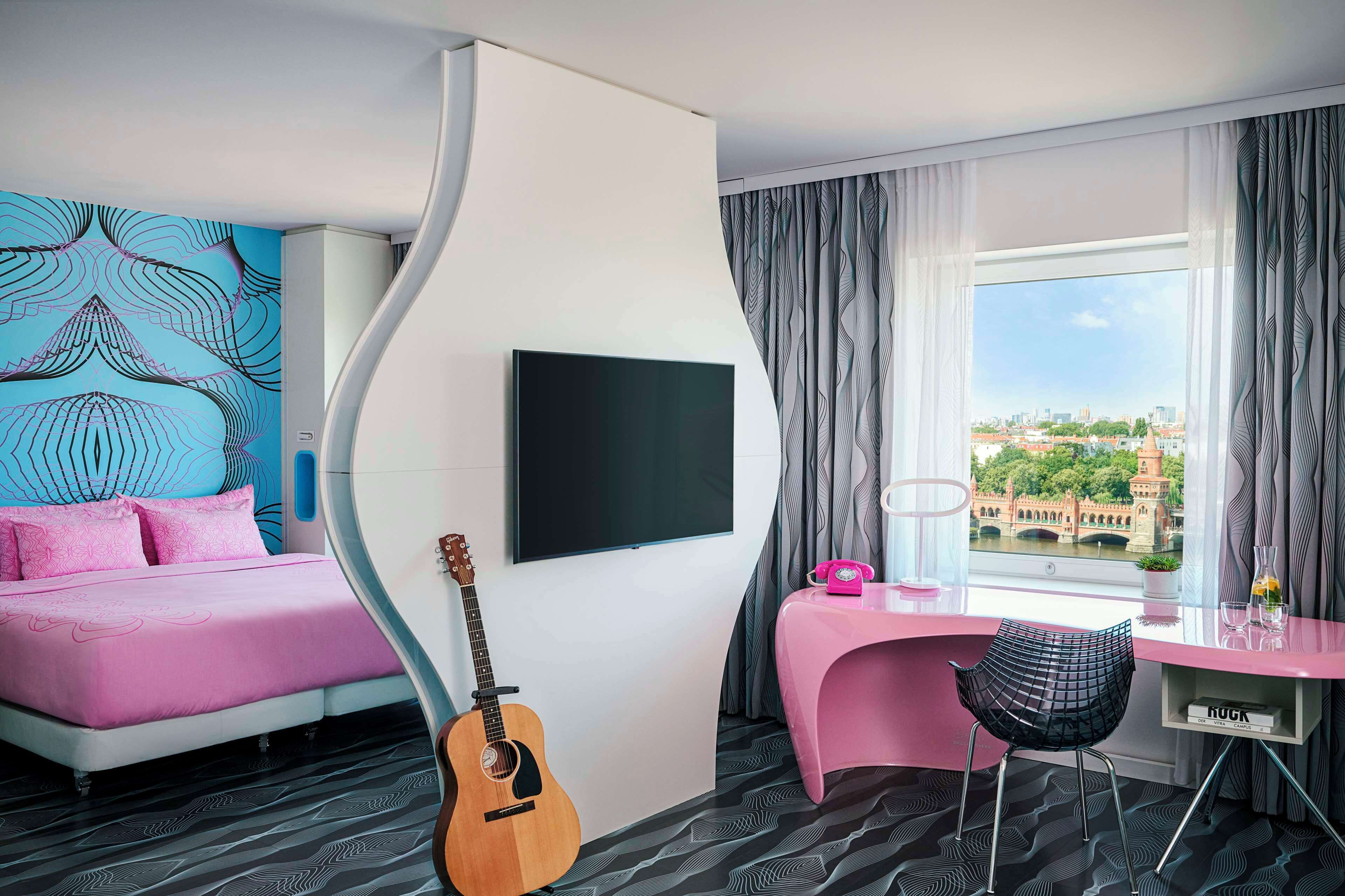 Sengetøy av topp kvalitet, minibar, safe på rommet og skrivebord