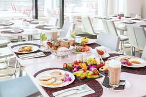 تقديم الغداء، الأطباق الأوروبية الحديثة، تناول الطعام في الهواء الطلق