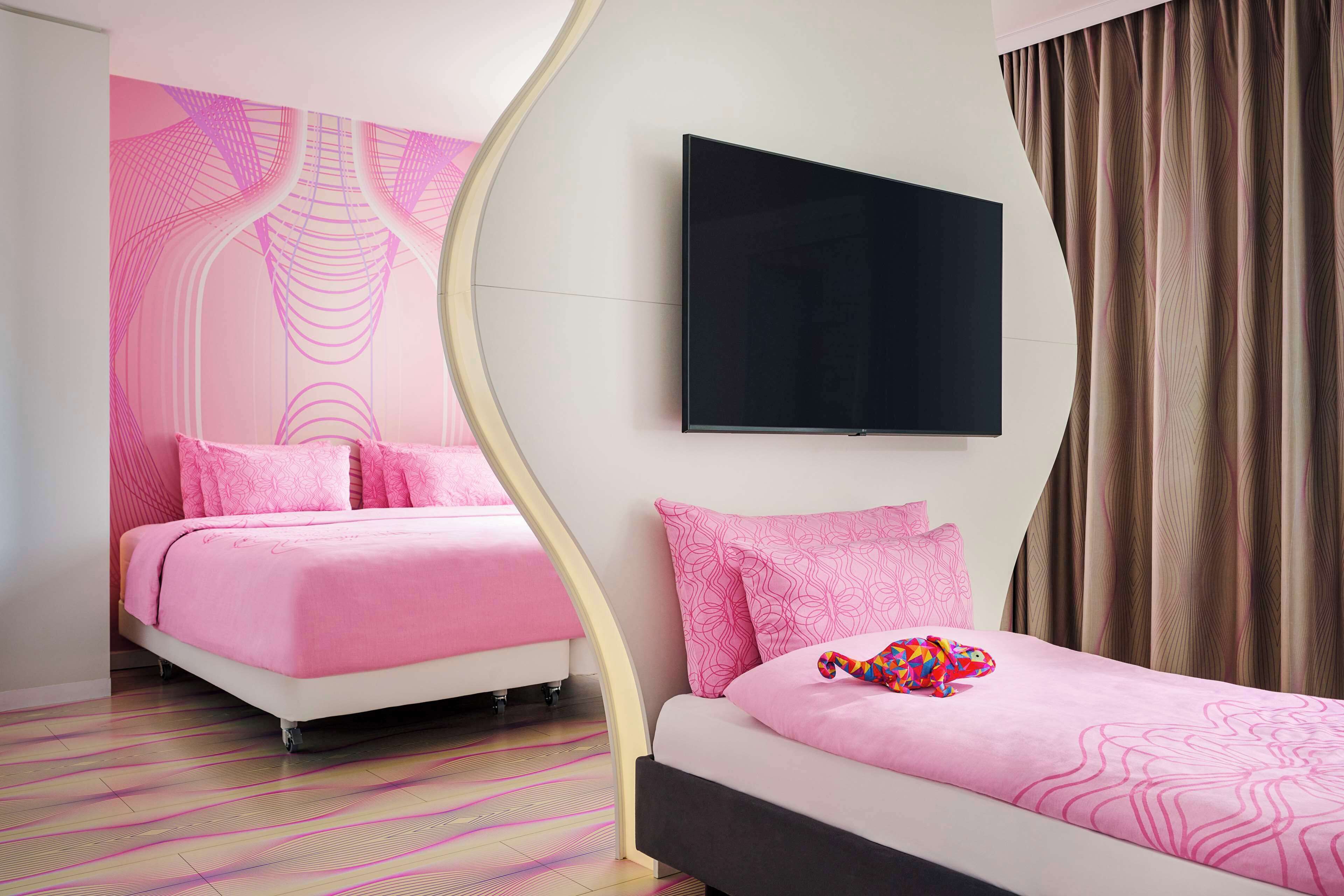 高档床上用品、迷你吧、客房内保险箱、办公桌