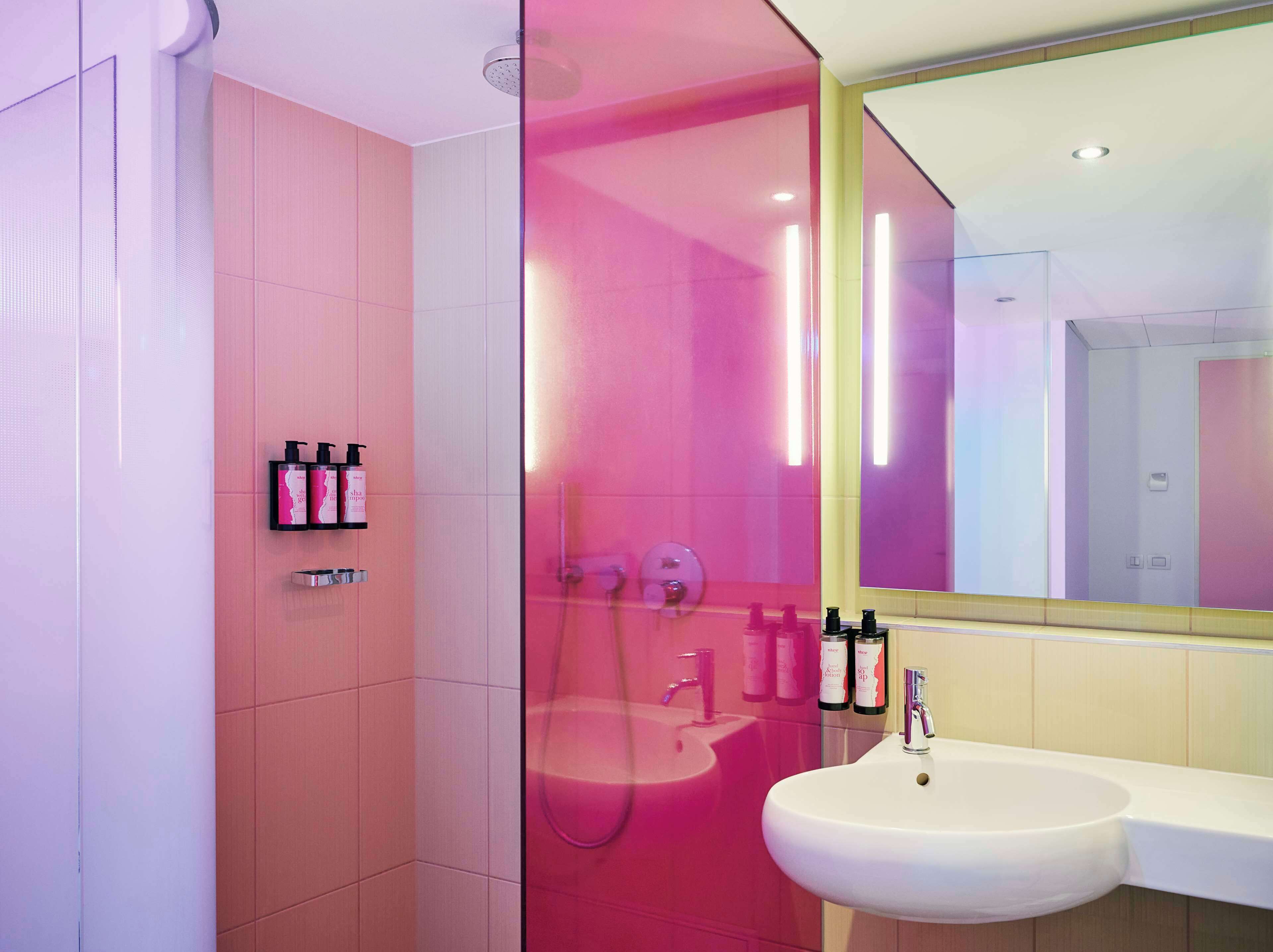 Duschwanne, Regendusche, Designer-Toilettenartikel, Haartrockner