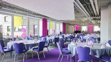 Se sirven almuerzos y cenas, restaurante con mesas al aire libre