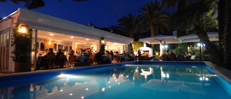 Indoor pool, seasonal outdoor pool, pool umbrellas, sun loungers