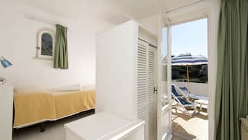 Economy Single Room (Spa Access) | Desk, cots/infant beds
