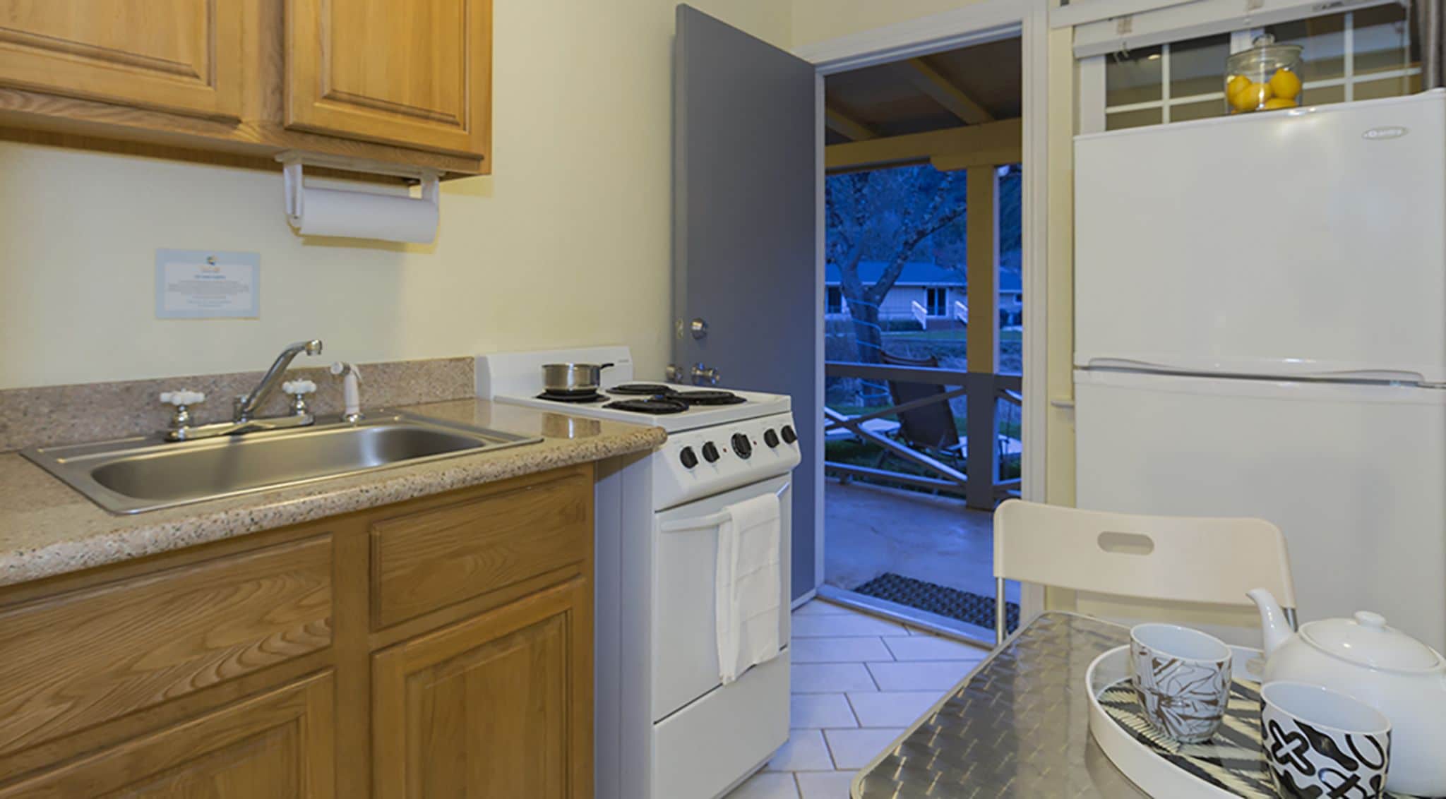 fridge, microwave, coffee/tea maker