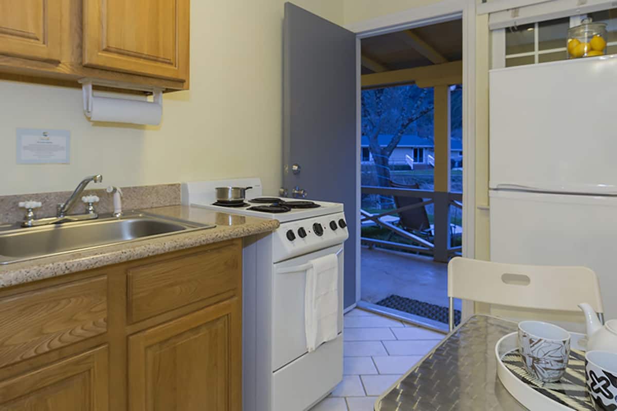 fridge, microwave, coffee/tea maker