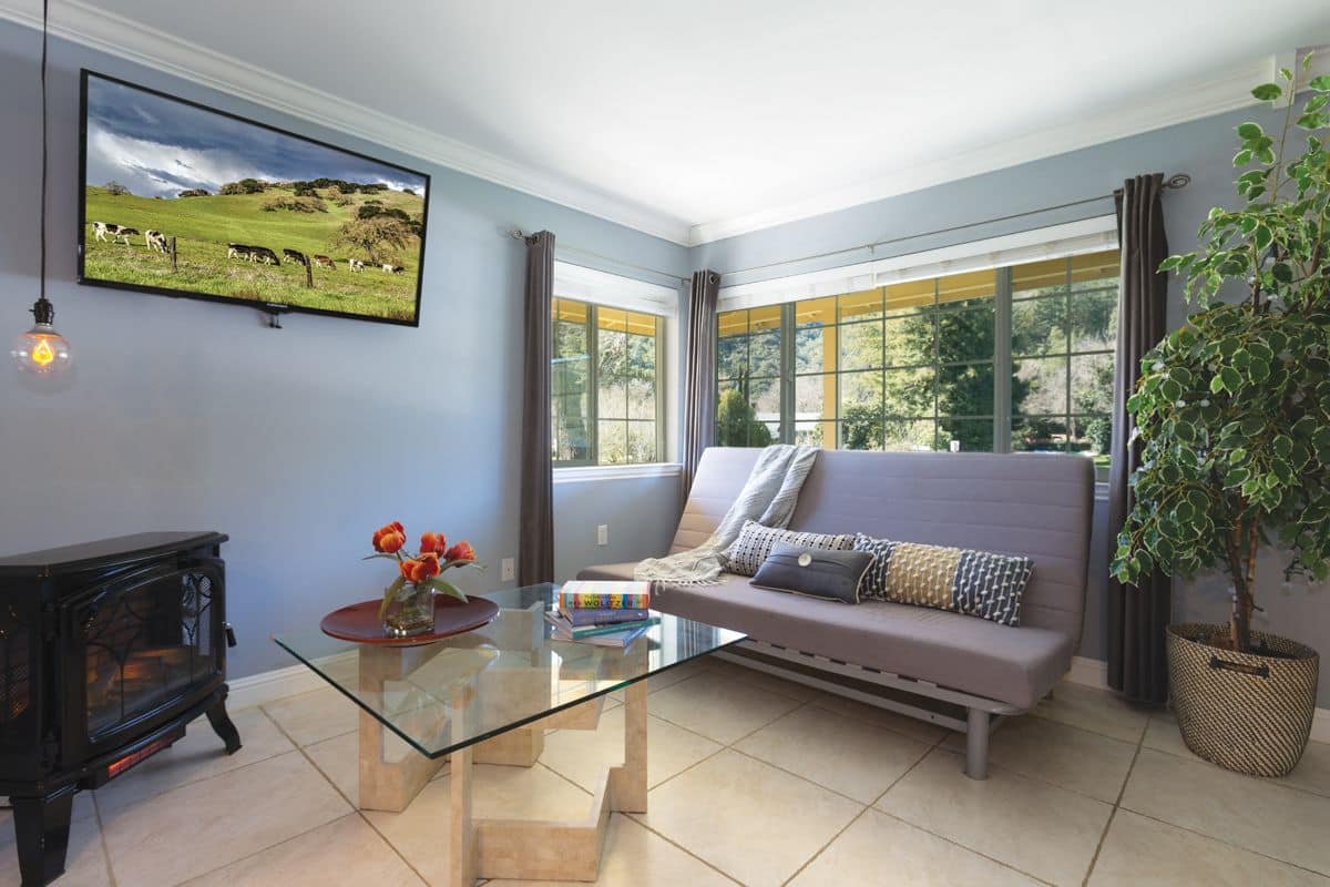 executive suite, 1 king bed, kitchen, lakeside | 1 bedroom, individually decorated, individually furnished, free wifi