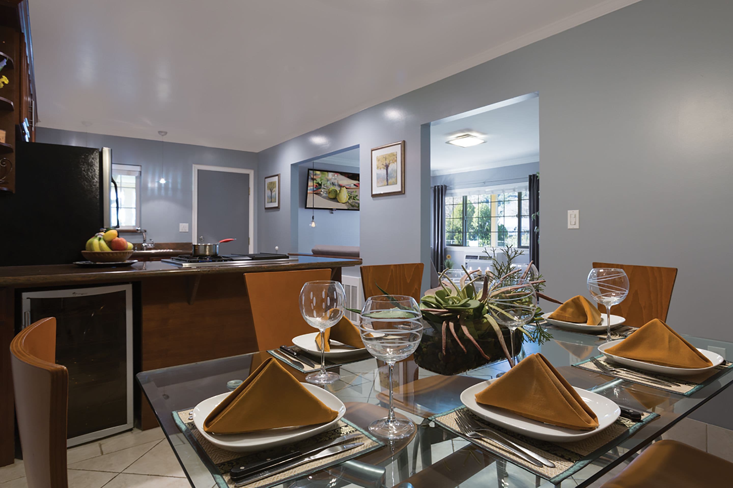 executive suite, 1 king bed, kitchen, lakeside | in-room dining