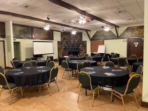 Banquet hall - The Lodge At Blue Lakes (Upper Lake)