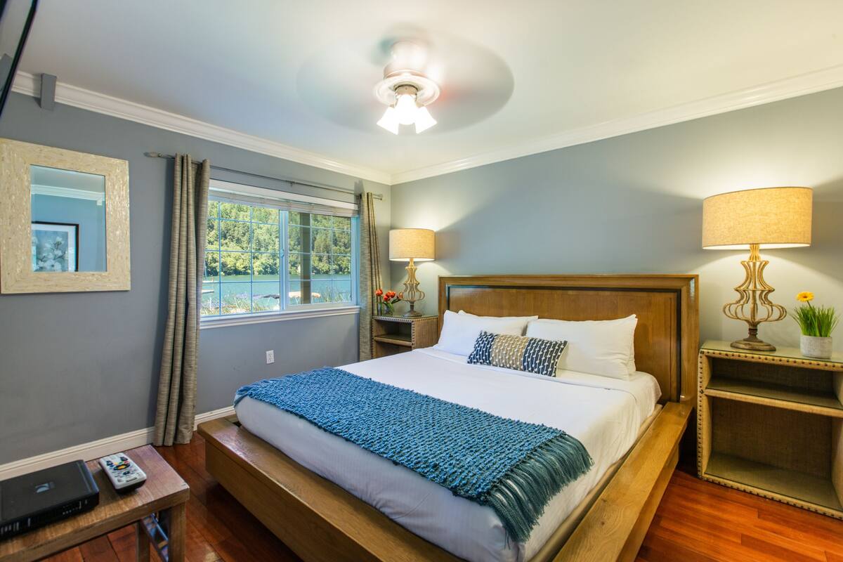 WiFi (free), individually decorated, individually furnished, bed sheets