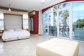 Premium bedding, desk, soundproofing, free WiFi