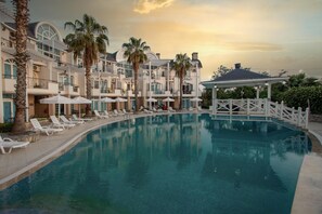 2 outdoor pools, pool umbrellas, pool loungers - Seahorse Deluxe Hotel (Didim)