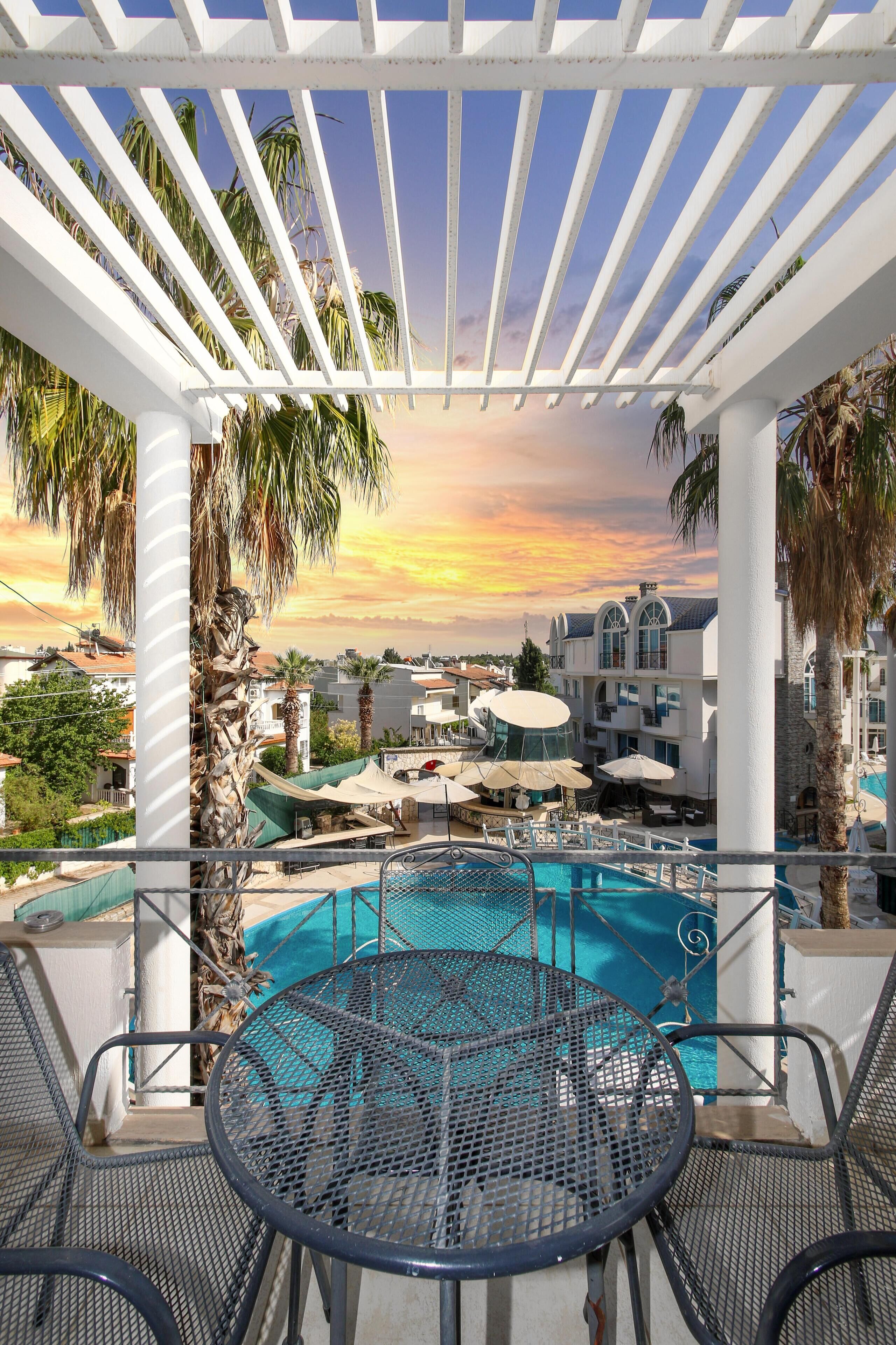 2 개의 야외 수영장, 수영장 파라솔, 일광욕 의자