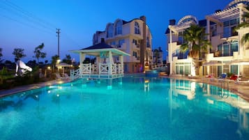 2 ulkouima-allasta, aurinkovarjoja, aurinkotuoleja