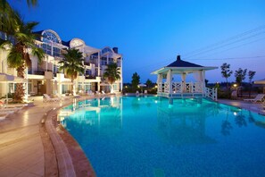 2 outdoor pools, pool umbrellas, pool loungers - Seahorse Deluxe Hotel (Didim)