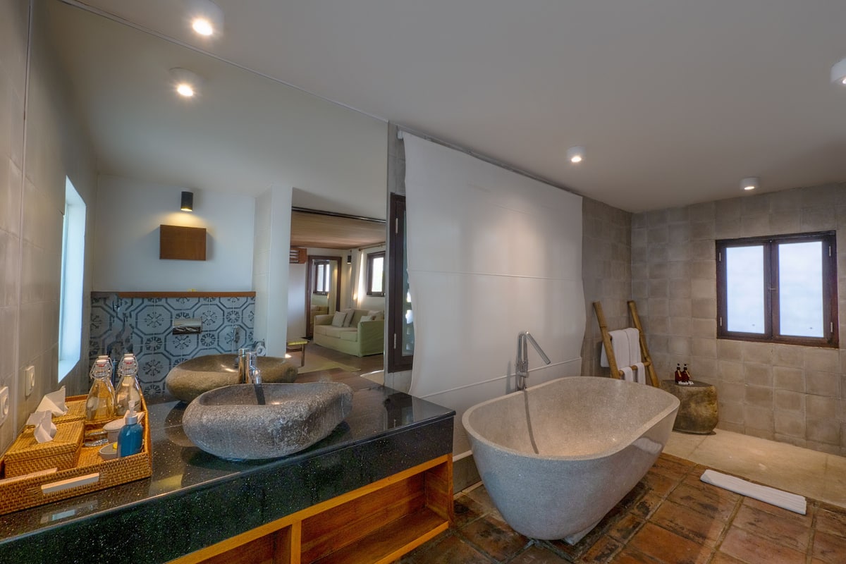 asta deluxe suite | bathroom | hair dryer, bathrobes, slippers, towels