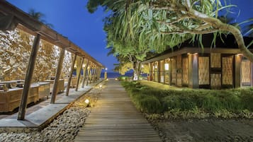 Melayani sarapan dan makan siang dengan pemandangan kolam renang