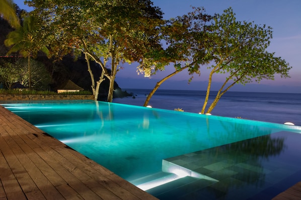 Outdoor pool, pool loungers - Jeeva Klui Resort (Senggigi)