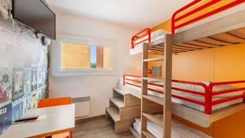 Room, 3 Twin Beds, Private Bathroom (Cabrio) | Blackout drapes, free cribs/infant beds, free WiFi, bed sheets