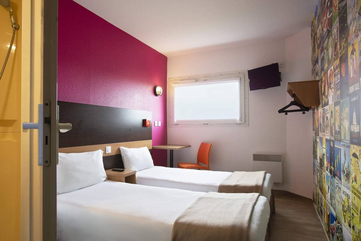 Room, 2 Twin Beds, Ensuite (Cabrio) | Blackout drapes, free cribs/infant beds, free WiFi, bed sheets