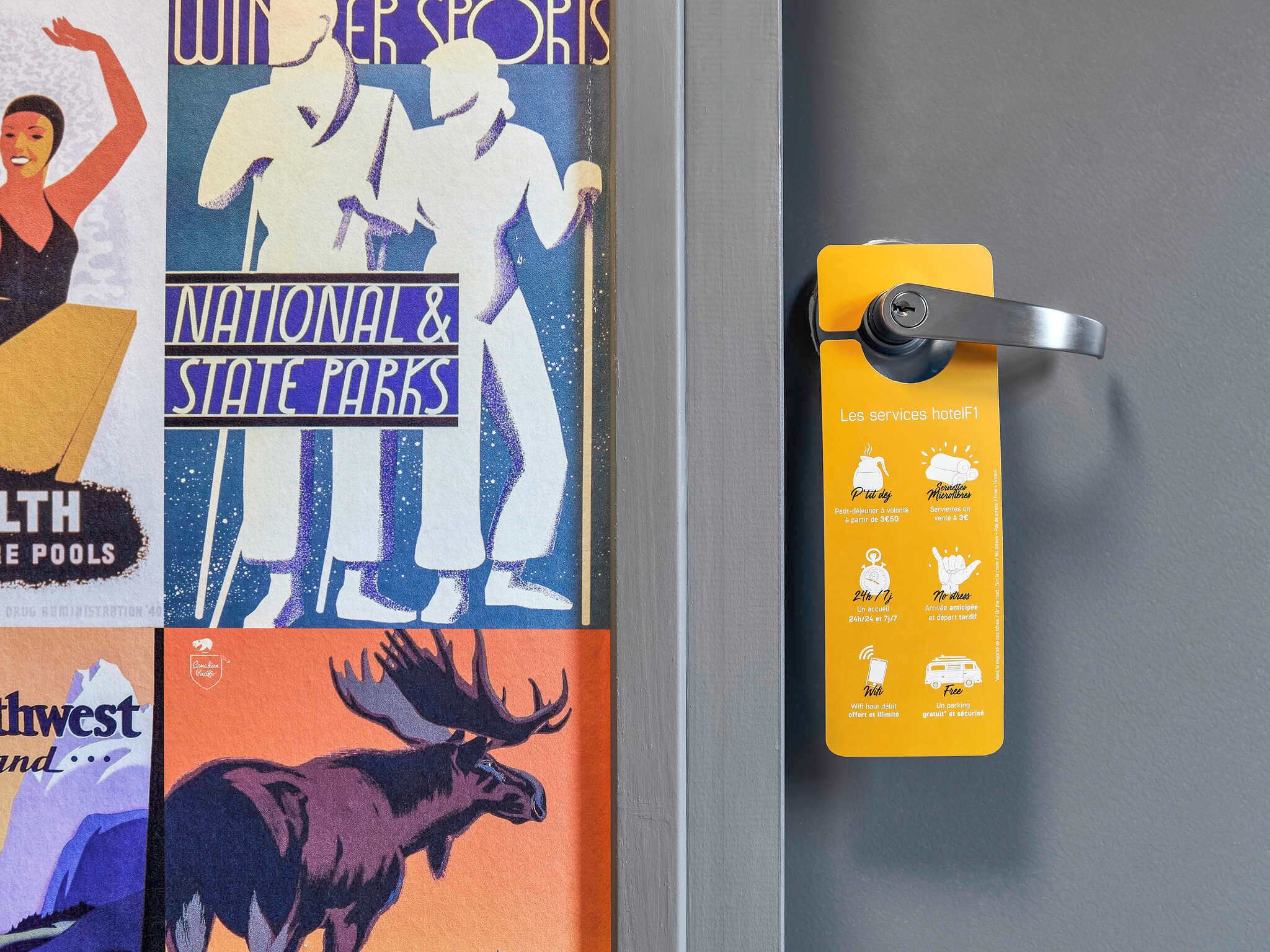 Une porte dotée d’un lecteur de carte d’accès jaune indiquant les services de l’hôtel.