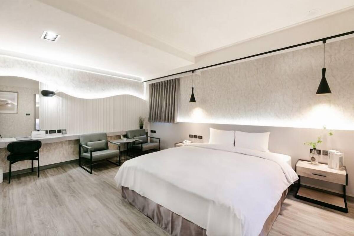 Premium bedding, down comforters, minibar, in-room safe