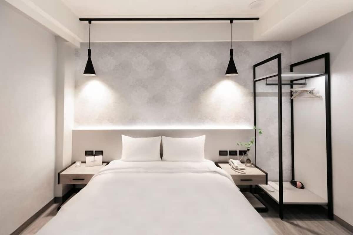 Luxe beddengoed, donzen dekbedden, een minibar, een kluis op de kamer