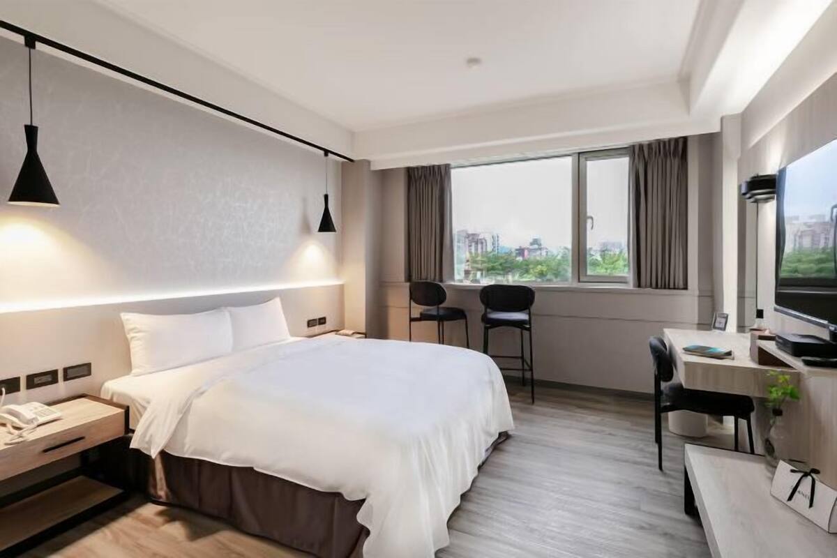 Premium bedding, down comforters, minibar, in-room safe