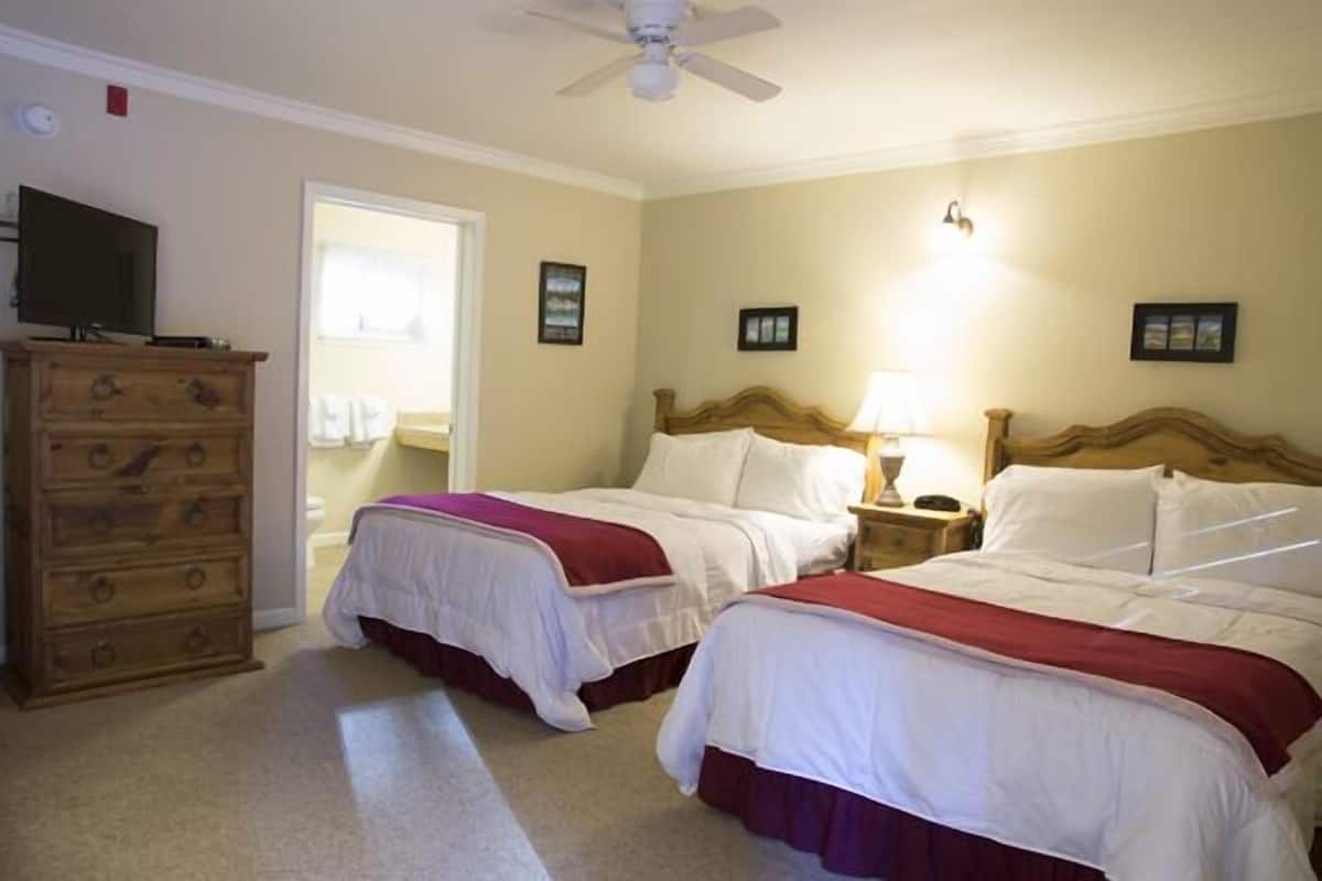 Cubrecamas, tabla de planchar con plancha y camas plegables/adicionales