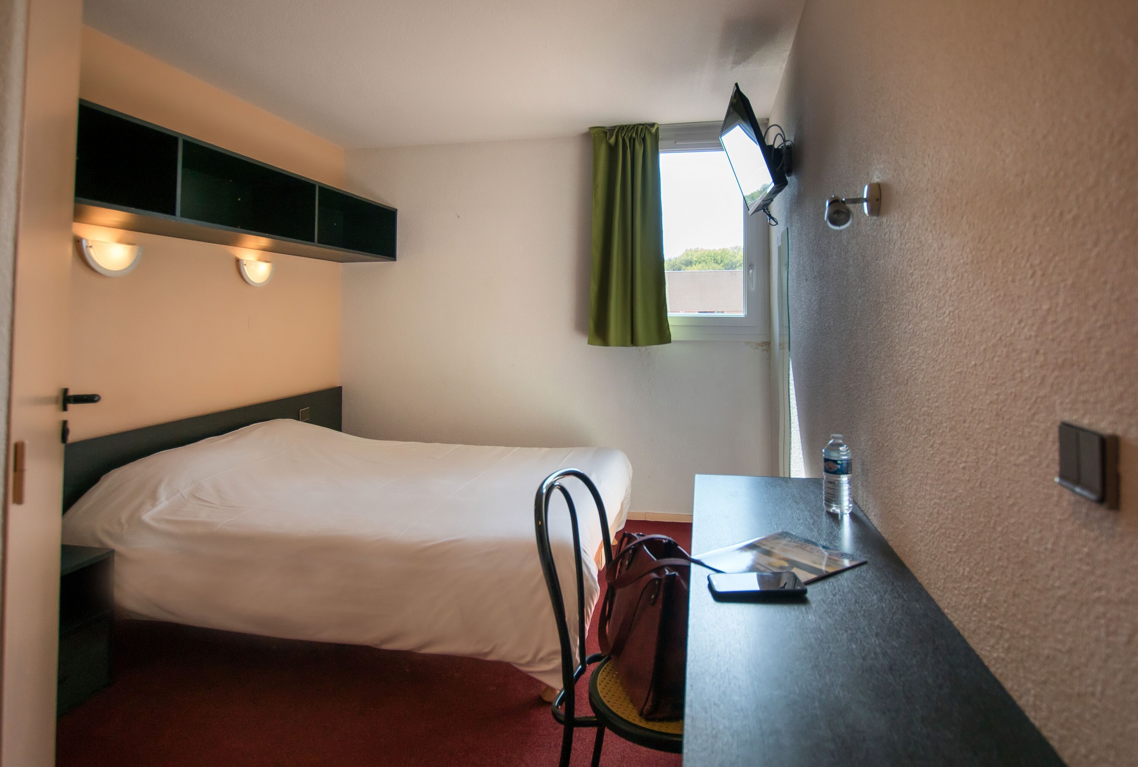 Een bureau, een laptopwerkplek, verduisterende gordijnen, gratis wifi