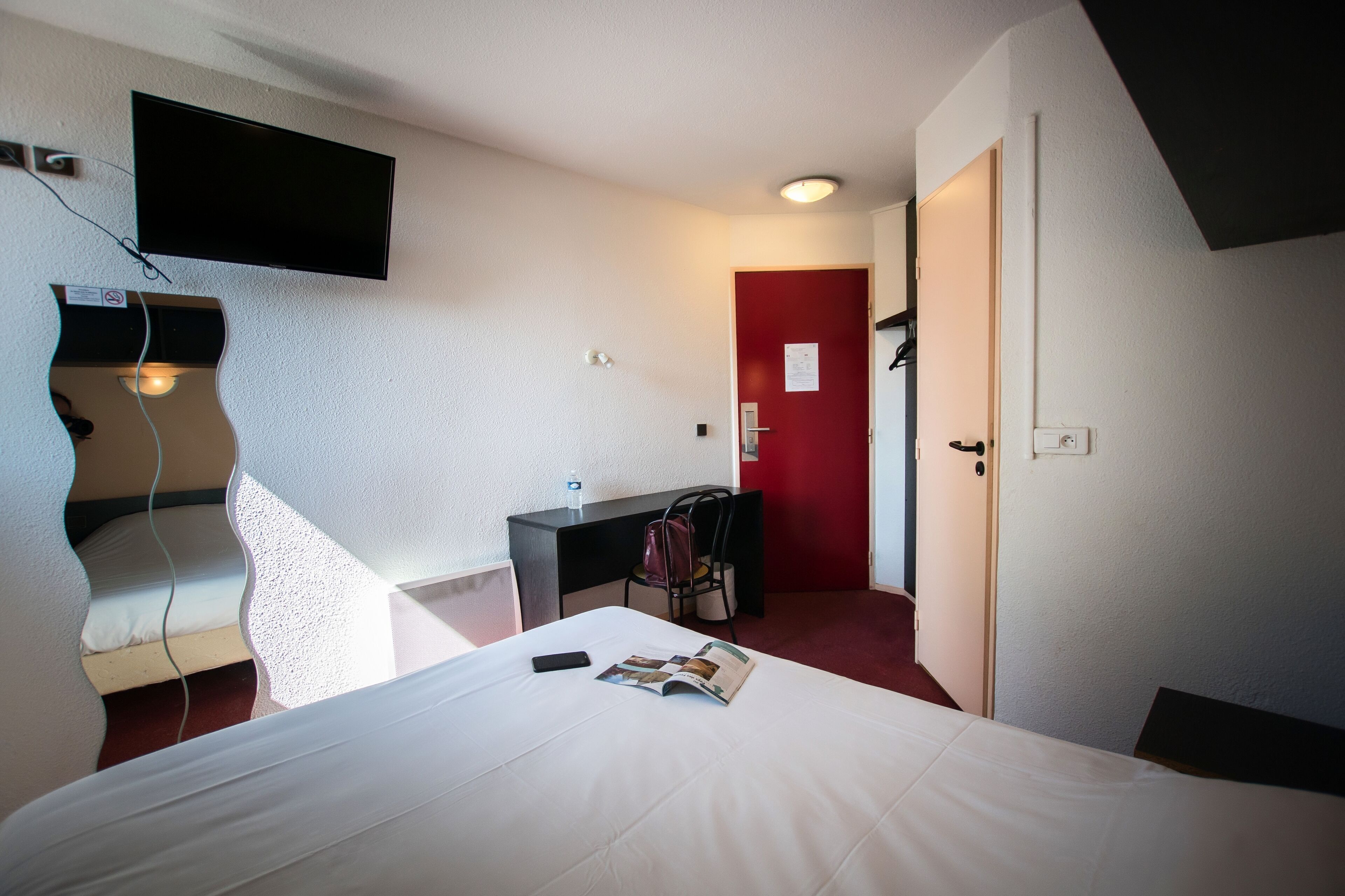 Een bureau, een laptopwerkplek, verduisterende gordijnen, gratis wifi