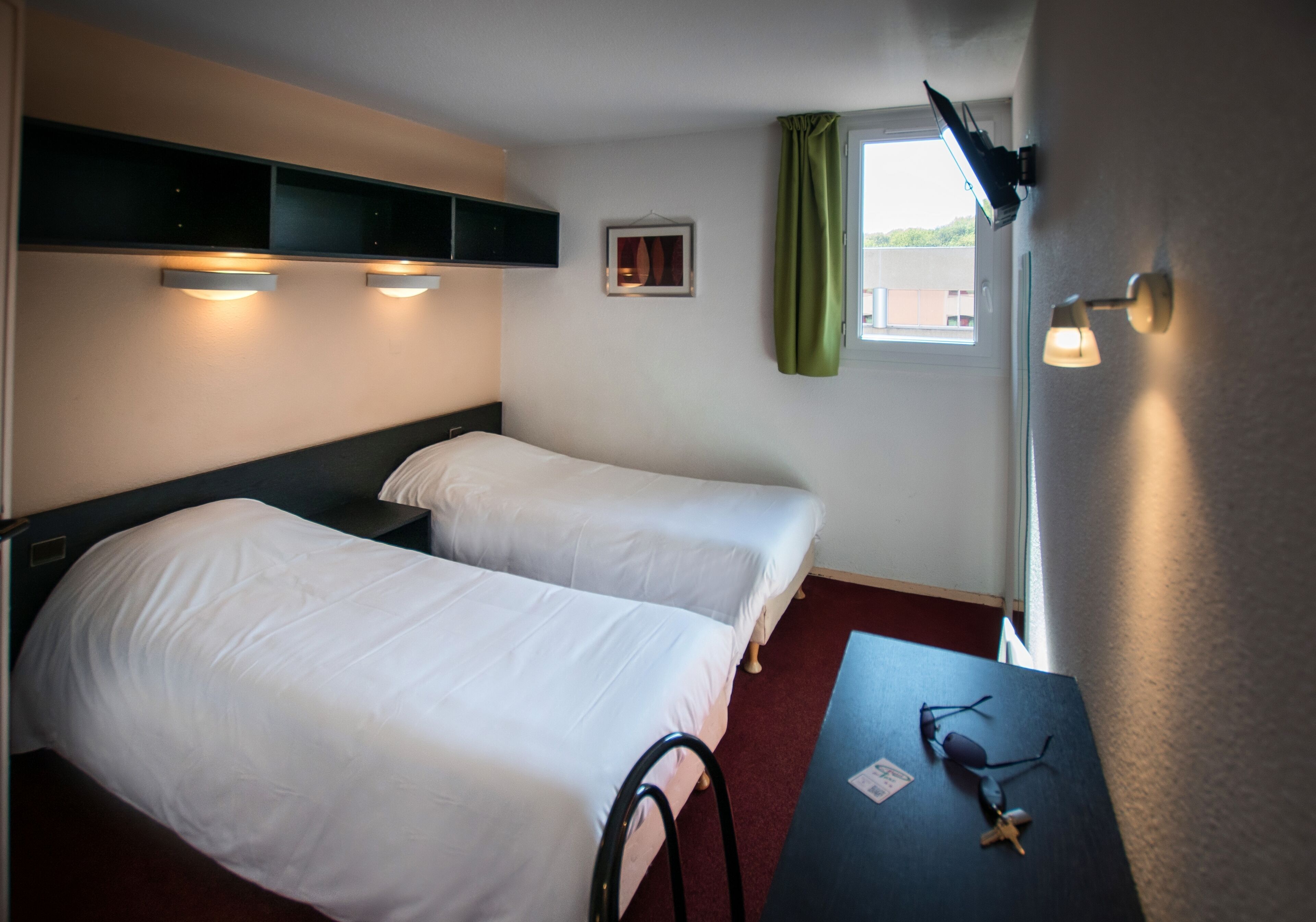 Een bureau, een laptopwerkplek, verduisterende gordijnen, gratis wifi