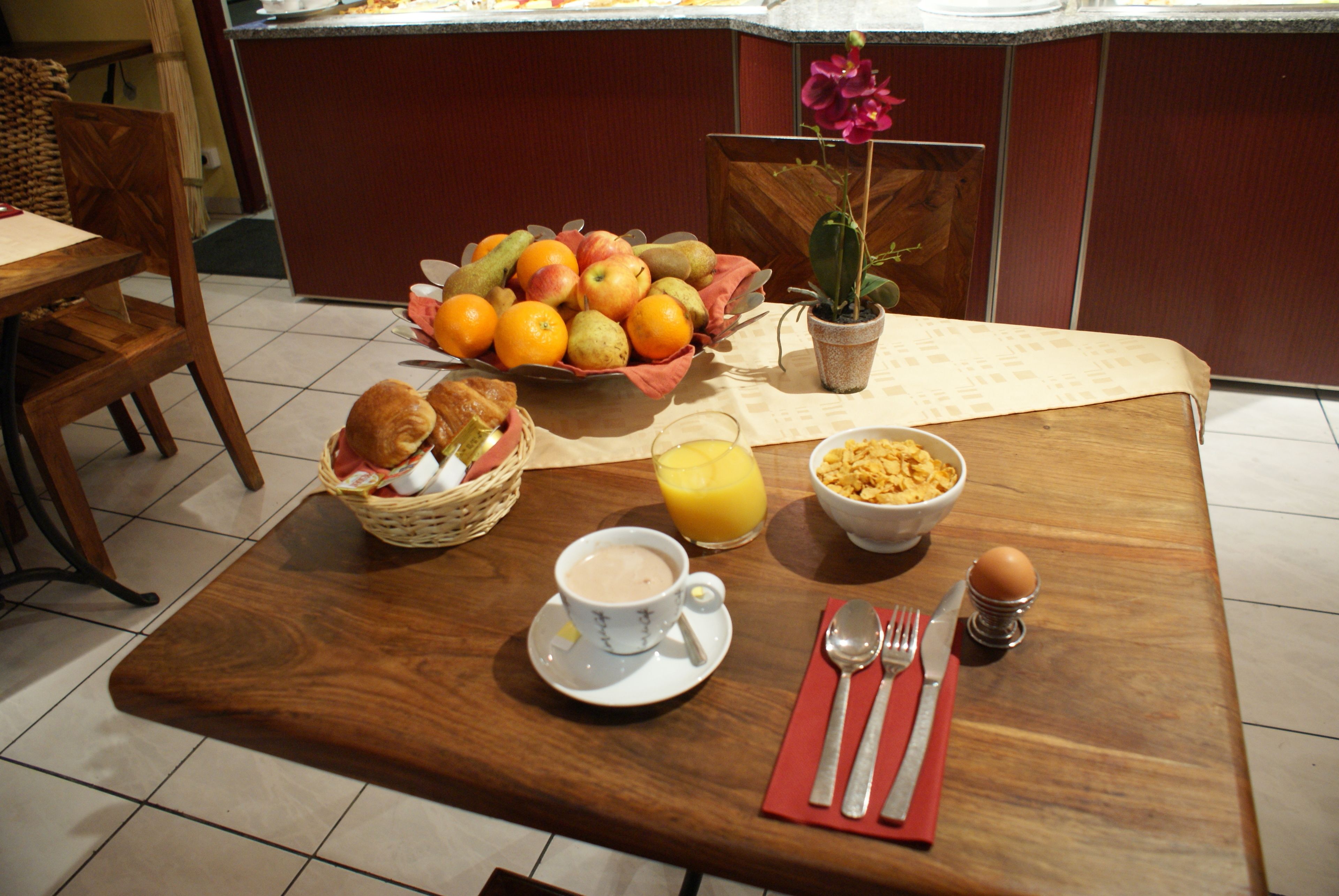 daily continental breakfast (eur 8 per person)