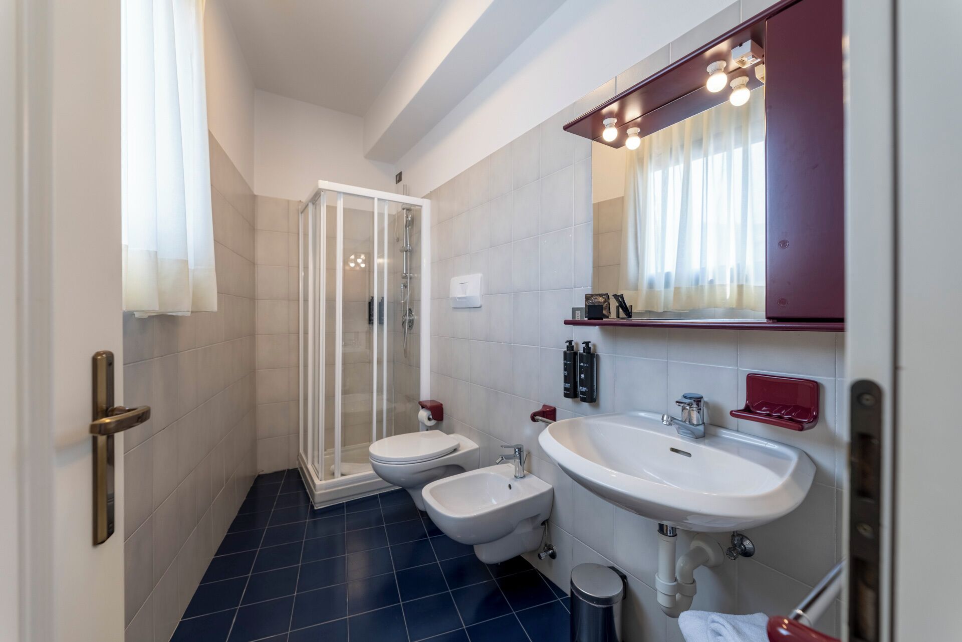 basic single room | bathroom | shower, free toiletries, hair dryer, towels