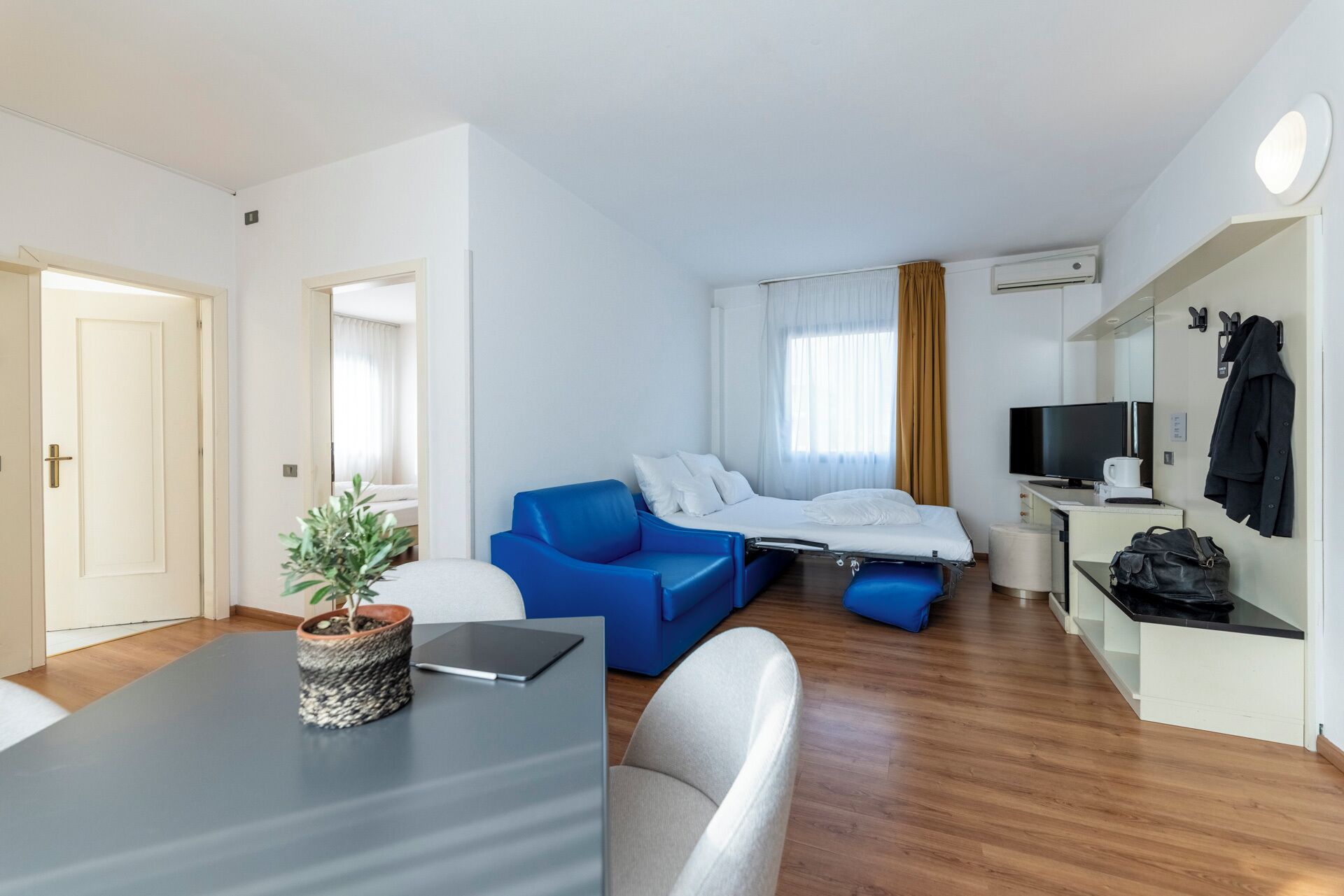 Habitación familiar, 1 cama matrimonial y sofá cama | Ropa de cama de alta calidad, edredón y minibar 