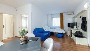 Habitación familiar, 1 cama matrimonial y sofá cama | 1 habitación, ropa de cama de alta calidad, edredón y minibar