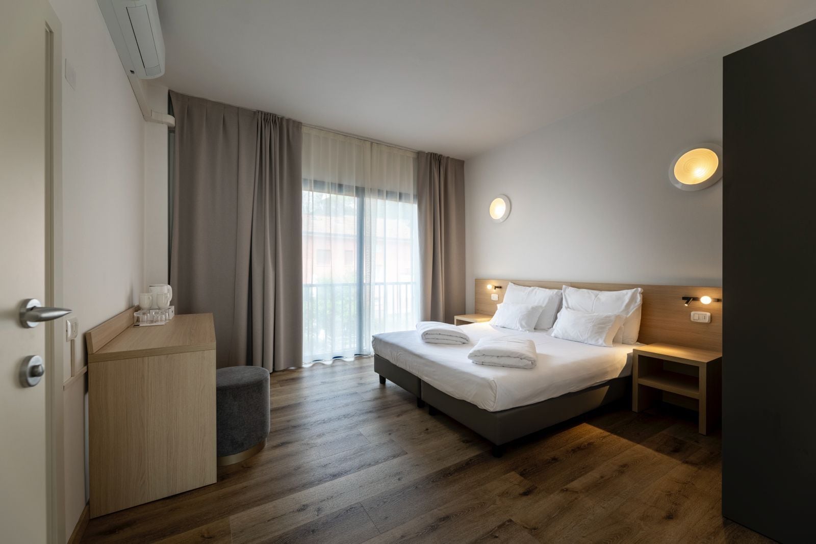 Ropa de cama de alta calidad, cubrecamas y minibar 