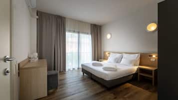 Ropa de cama de alta calidad, cubrecamas y minibar