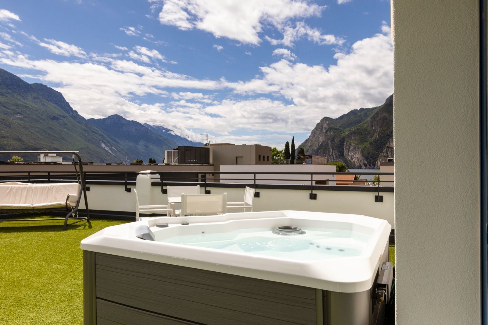 Ein Whirlpool auf einem Balkon mit Blick auf die Berge.