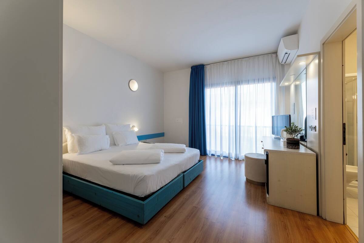 Premium bedding, down duvets, minibar, in-room safe