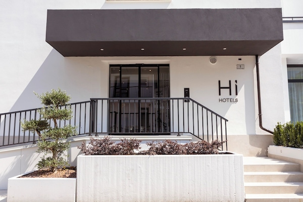 Vista frontal de la propiedad