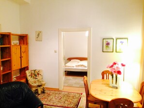 Apartment, 2 Schlafzimmer, Küche | Wohnzimmer | Flachbildfernseher